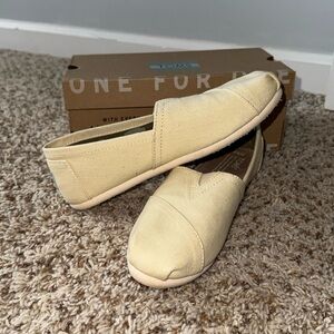 Cream/natural Toms. Women’s size 6.5